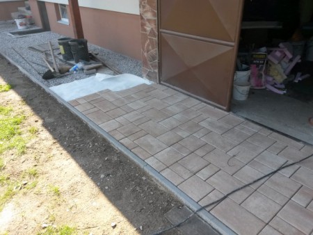 Pokládka dlažby s fóliou proti burine